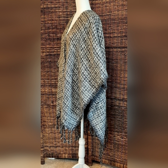 Jessica McClintock Poncho Oversized Blanket Wrap Woven Metallic Soft Fringe Boho - Picture 4 of 9